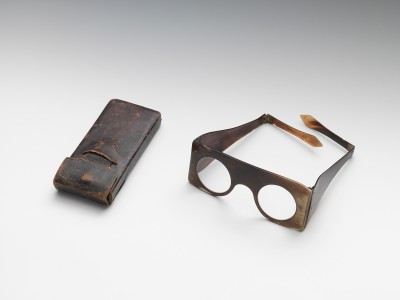 Die Arbeits-Schutzbrille Moses Mendelssohns verweist auf den Kaufmannsjob des Philosophen in der Textilfabrik. Brille mit Etui, nach 1751, © Leihgabe des Leo Baeck Institute New York an das Jüdische Museum Berlin / Foto: Jens Ziehe